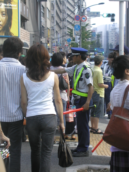 Scaled image The policemen try to control the people moves.jpeg 